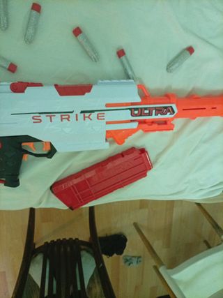 Pistola Nerf Strike con dardos y cargador