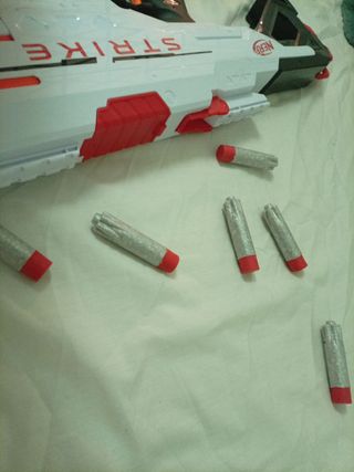 Pistola Nerf Strike con dardos y cargador