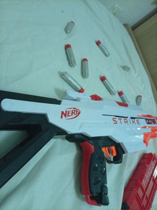 Pistola Nerf Strike con dardos y cargador