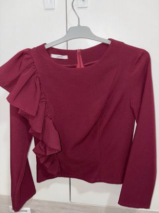 Blusa Burdeos Manga Larga Volante
