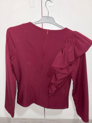 Blusa Burdeos Manga Larga Volante