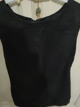 Abito tubino donna nero con fantasia geometrica.