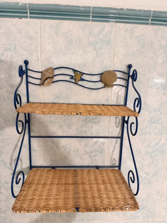 Estantería azul con detalles marinos