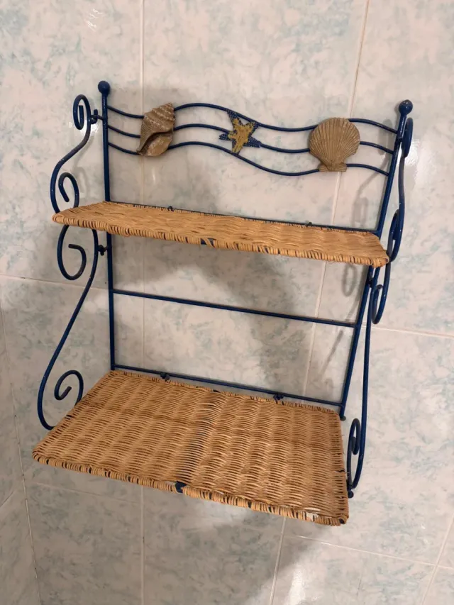 Estantería azul con detalles marinos