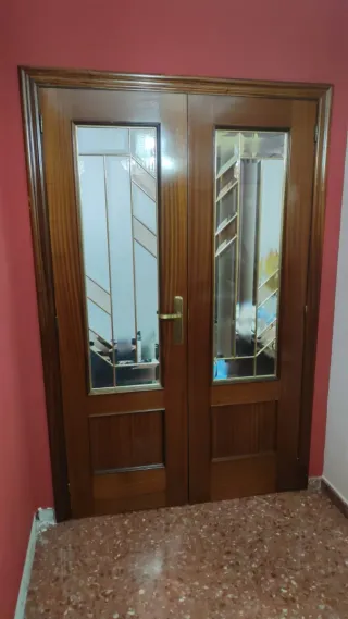 Puerta doble de madera con cristal