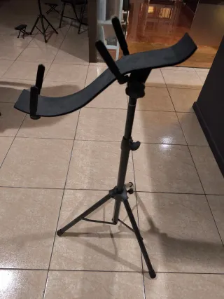 Soporte para guitarra negro Millenium GSP-1000