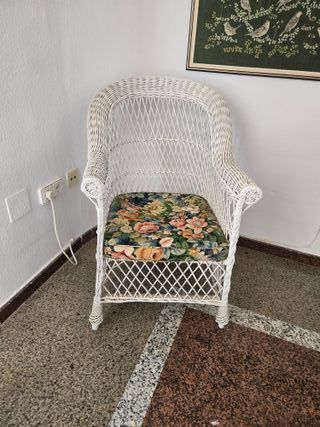 Sillón de mimbre con cojín floral