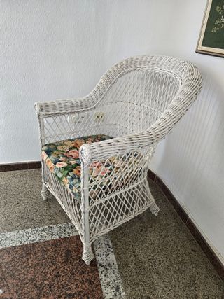 Sillón de mimbre con cojín floral