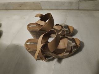 Zapatos de cuña marrones y dorados