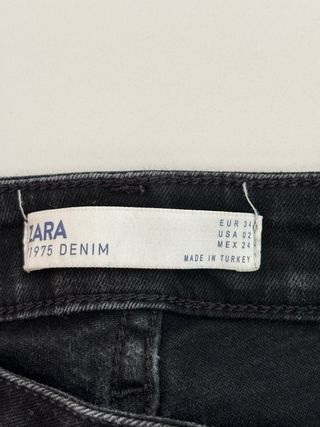 Pantalón vaquero negro con tachuelas