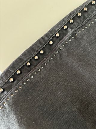 Pantalón vaquero negro con tachuelas