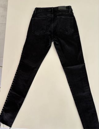 Pantalón vaquero negro con tachuelas