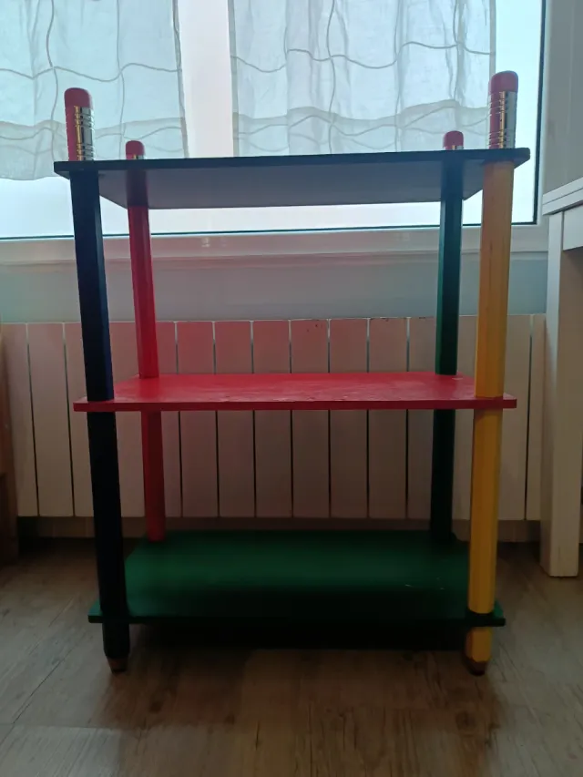 Estantería Pierre Sala Colores primarios.