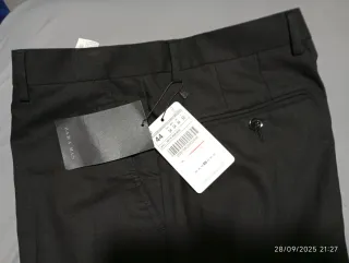 Pantalón de vestir negro con lineas.