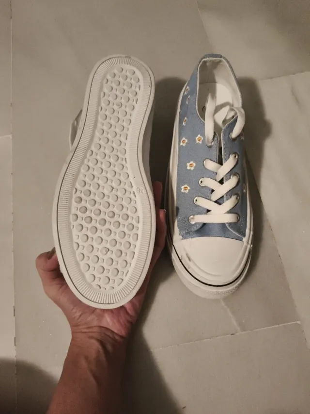 Zapatillas deportivas azules con flores