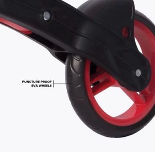 Bicicleta sin pedales roja NUEVA, en su caja.