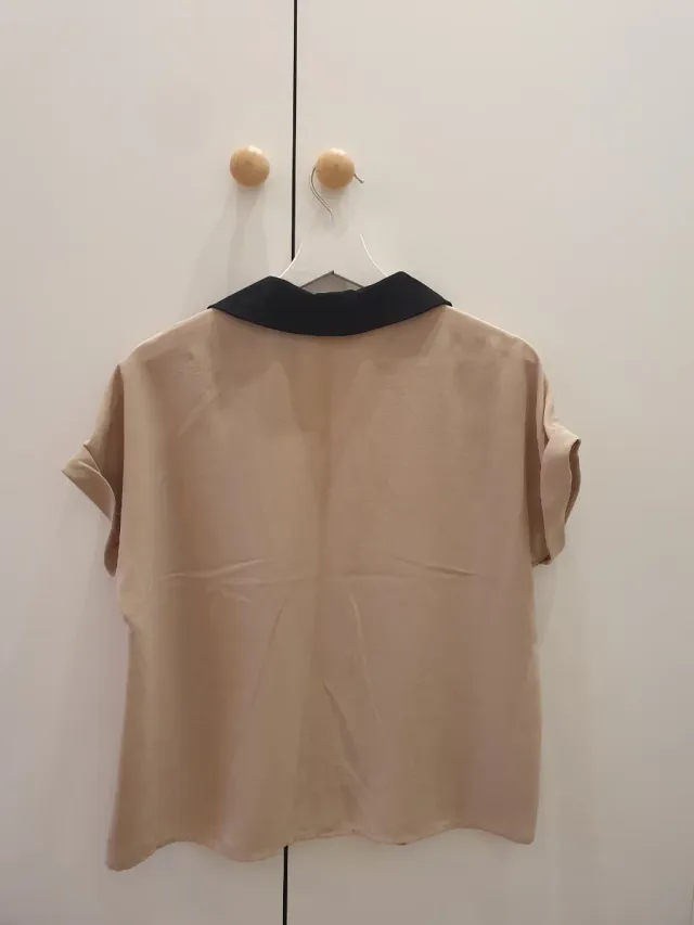 Camiseta camel y negra con cuello