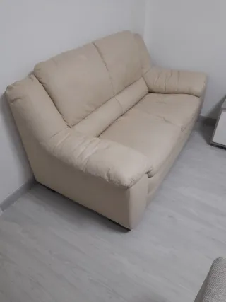 Sofá de piel beige