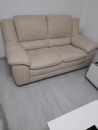 Sofá de piel beige