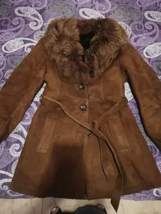 Abrigo de mujer marrón con cuello de pelo 