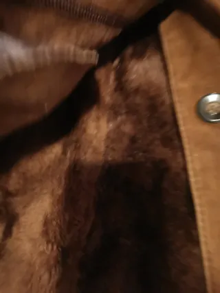 Abrigo de mujer marrón con cuello de pelo 