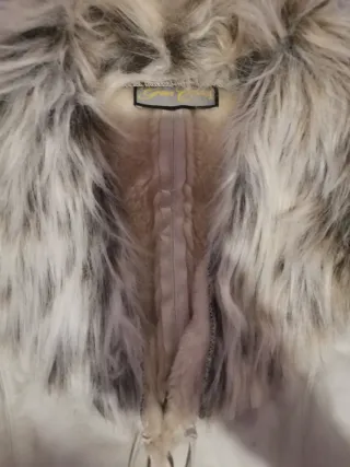 Abrigo de mujer marrón con cuello de pelo 