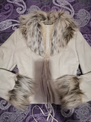 Abrigo de mujer marrón con cuello de pelo 