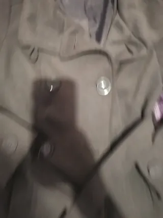 Abrigo de mujer marrón con cuello de pelo 