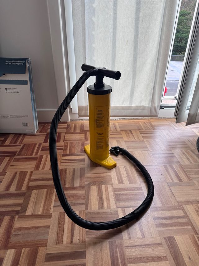 Bomba de pie inflador amarillo