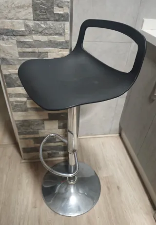 Taburete de cocina negro y plateado.
