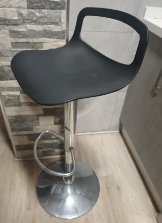 Taburete de cocina negro y plateado.
