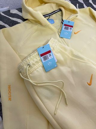 Conjunto Nike x NOCTA Amarillo