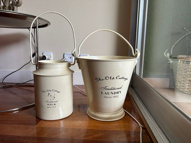 Lechera y cubo beige de estilo rústico