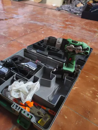 Taladro Hitachi a batería como nuevo