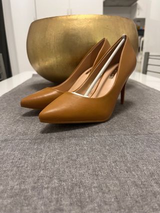 Tacones salón color camel