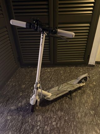 Patinete eléctrico blanco