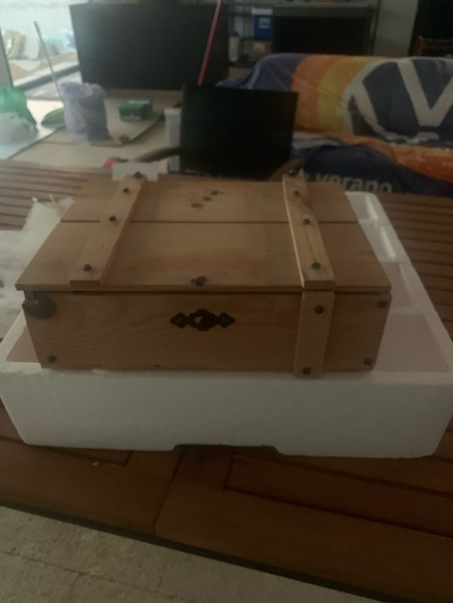 Cofre de madera decorativo