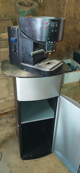 Mesa Cafetera con Monedero y cafetera todo incluid