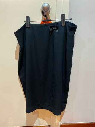 Falda recta negra con lazo