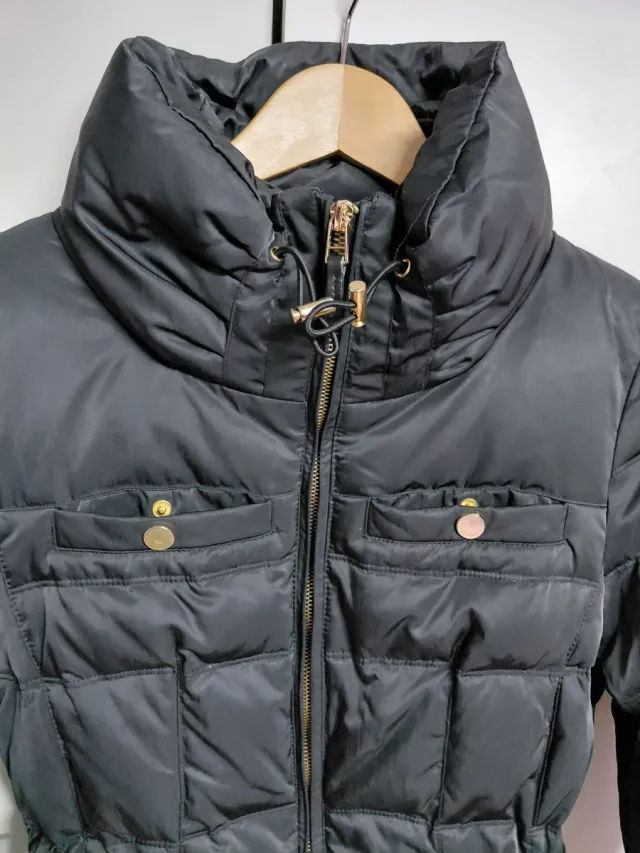 Chaqueta plumífera negra con cinturón