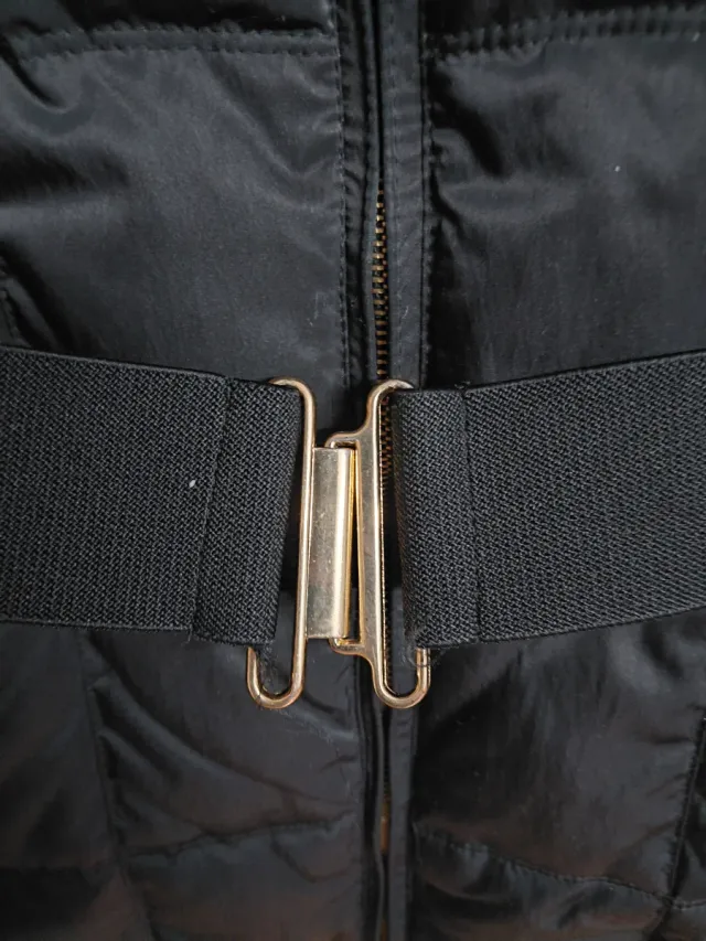 Chaqueta plumífera negra con cinturón