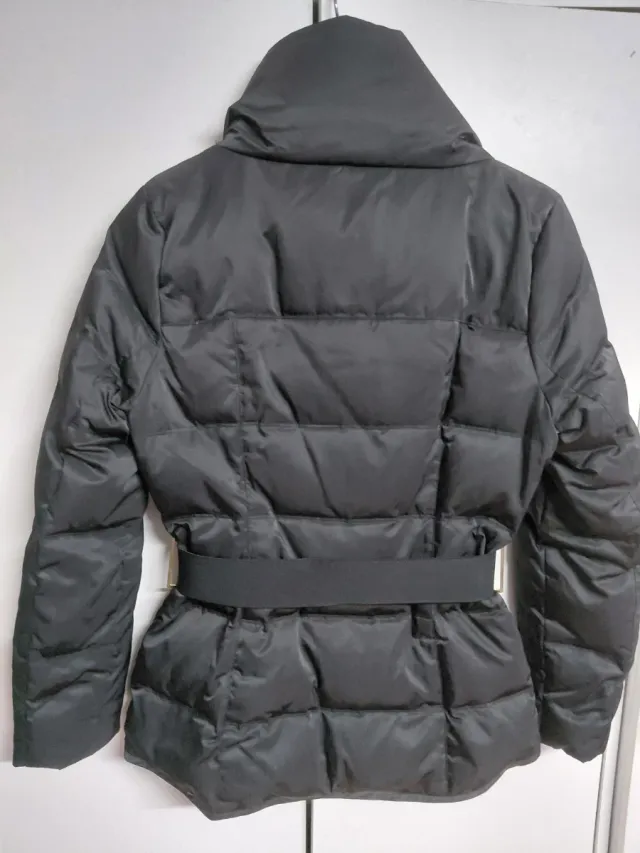 Chaqueta plumífera negra con cinturón