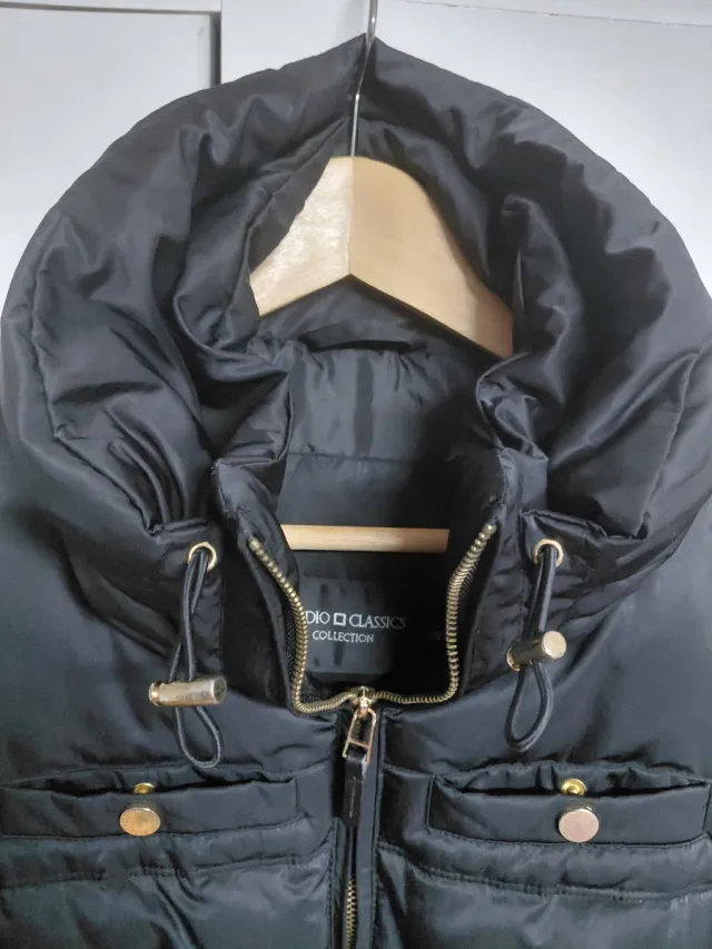 Chaqueta plumífera negra con cinturón