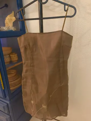 Vestido marrón con tirantes finos
