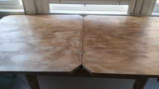 Mesa de madera beige y marrón