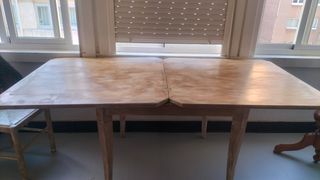 Mesa de madera beige y marrón