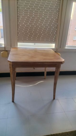 Mesa de madera beige y marrón