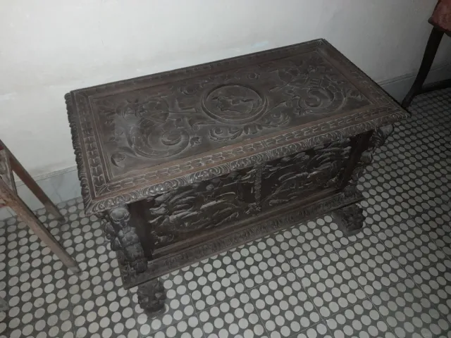 Sofá y Sillas Clásicas de Madera y Terciopelo.