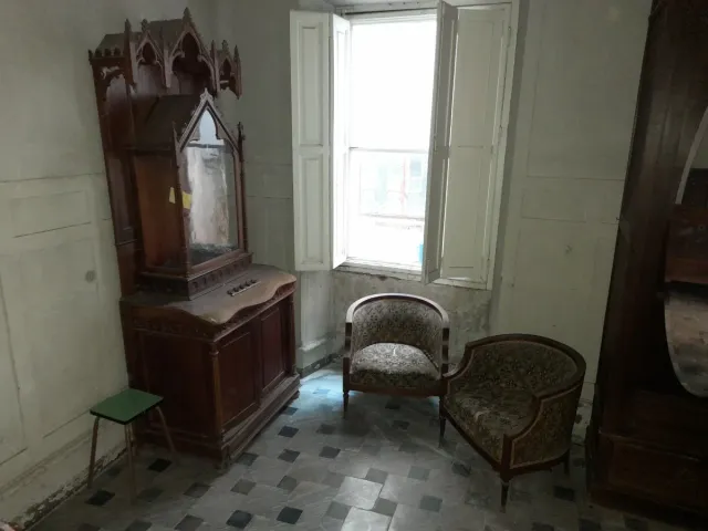 Sofá y Sillas Clásicas de Madera y Terciopelo.