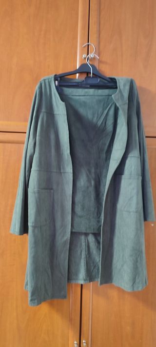 Conjunto chaqueta larga y falda antelina 